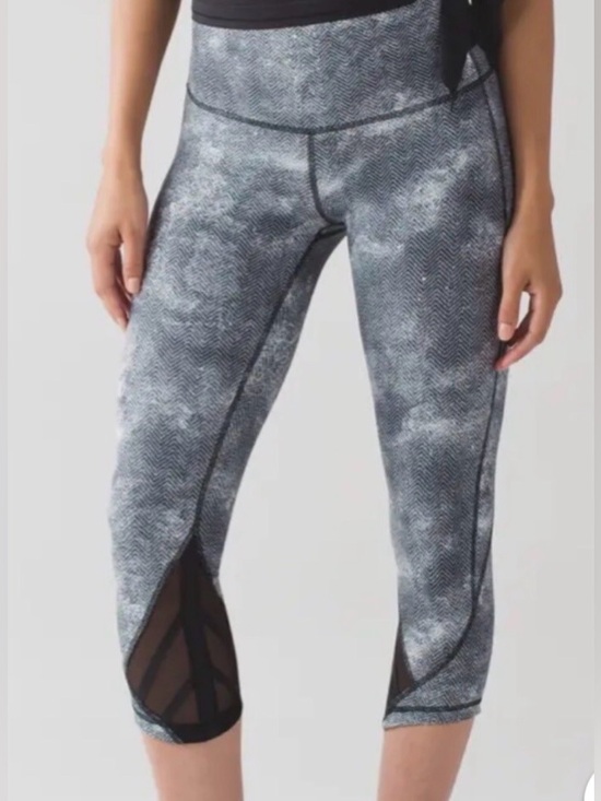 lululemon athletica Pants - Lululemon Essential Rhythm Crop Leggings Sz 6 Luxtreme Diffusion White Black